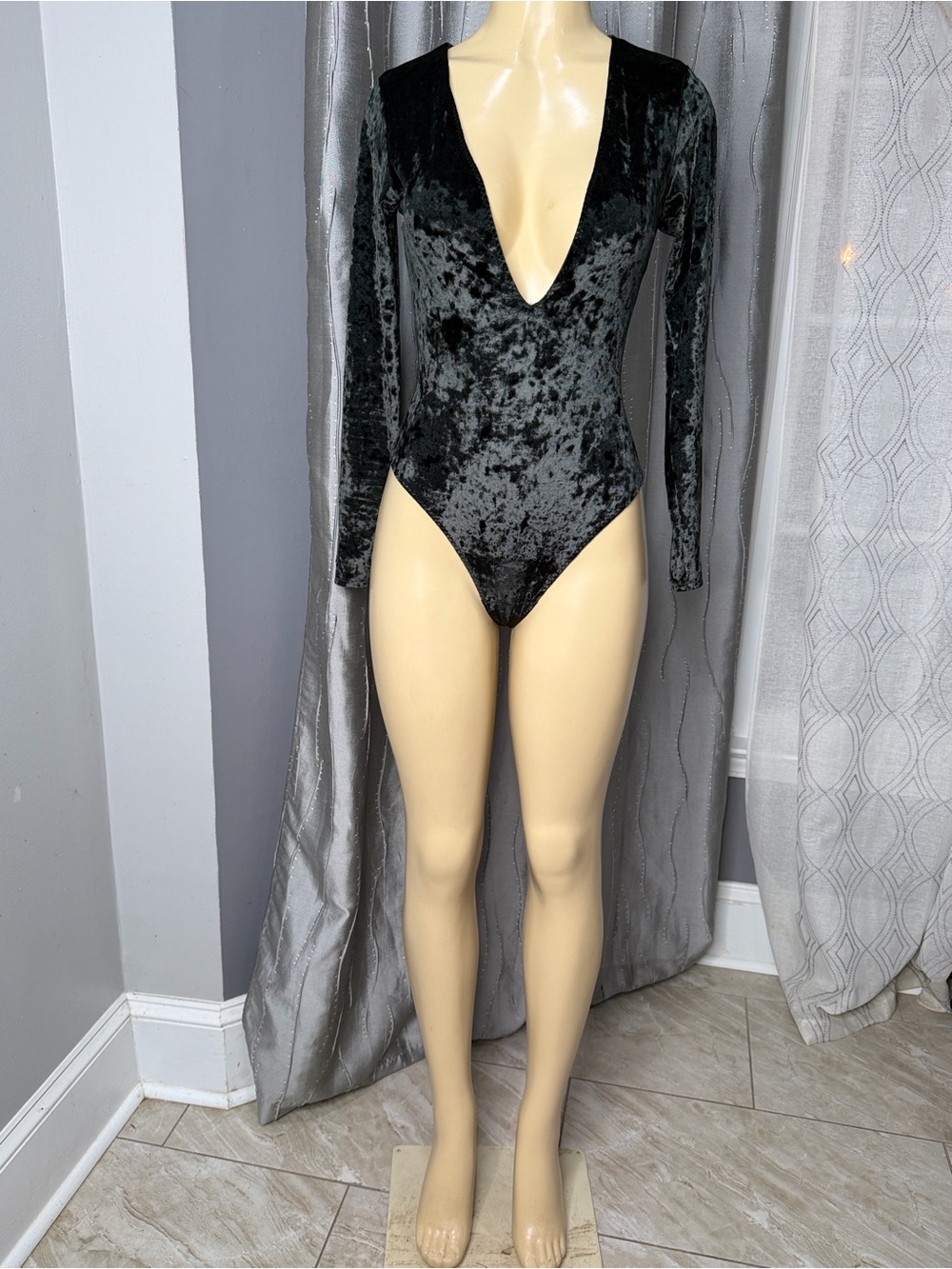 Victoria's Secret Women’s  Black Crushed Velvet Deep V Long Sleeve Bodysuit SzXS